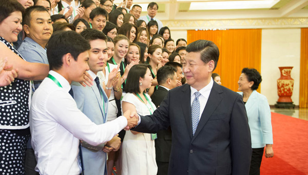 習(xí)近平主席がカザフスタンの大學(xué)生らと面會