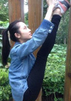 新しい「イーモウ?ガール」張慧雯が180度開腳の寫真を公開