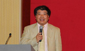 　10年余りにわたって學(xué)習(xí)と生活の場であった日本に別れを告げ、母校の北京大學(xué)の教職に就いた10年前、私は、親しいという思いと同時にどこかなじみないような気持ちを味わったものです。