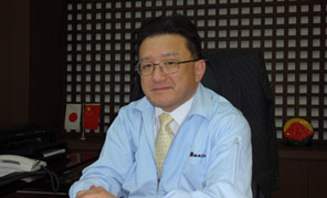 　繁栄と豊作の象徴である金秋の時節(jié)に、中華人民共和國は65年目の建國の日を迎えました。月日の経つのは早いものです。天田は中國でも顧客の皆さんと30年余りの日々を過ごして參りました。その間には、豊かな収穫もあると同時に、心殘りもあります。