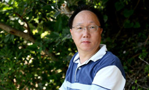 　2008年國慶節(jié)のしばらく前、金融危機(jī)の津波がまさに猛威を振るっていた頃、私はこの桜の國に到著し、経済?貿(mào)易の仕事に就きました。それから6年余りが経ちました。その間には、骨身にしみる困難を経験すると同時に、祖國の発展に安心と勇気とを見出しても參りました。