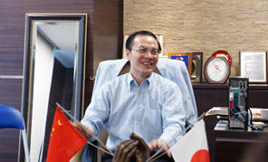 　祖國が65回目の誕生日を迎えるにあたって、全日本華僑華人連合會を代表し、祖國の安定と人々の幸福、事業(yè)の発展を心からお祈り申し上げます。