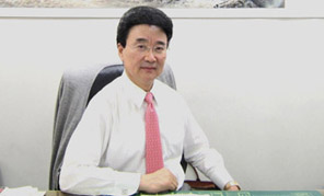 　65年の風(fēng)雨をくぐり抜け、改革開放から36年の大変化を経て、中國経済は急速かつ著実に発展し、國民の生活は改善を続け、國家の総合力は高まり続けてきました。現(xiàn)在の中國はどこも活力にあふれ、各事業(yè)は日に日に前進(jìn)を続けています。