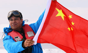 　中華人民共和國成立65周年を迎えるにあたって、私たち日本徽商協(xié)會の會員全體は、祖國の億萬の同胞とともに、私たちの偉大な祖國がますます発展し、五星の旗が永遠(yuǎn)に空を舞うことをお祈り申し上げます。日本徽商協(xié)會は、「徽」（安徽?。─驏炎u(yù)とし、「商」を術(shù)とし、商売と儒學(xué)とを両立させ、恩返しの心を忘れず、中日友好の使者を自らに任じ、祖國の発展にプラスのパワーをもたらしていきます。道は遠(yuǎn)いですが、決心は揺らぎません！