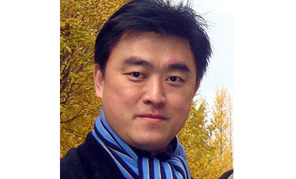 　新中國成立65周年を迎え、新たな中國は、二つの百年目標(biāo)を?qū)g現(xiàn)する途上にあります。私たちは、「中國の夢」がきっと実現(xiàn)することを願い、信じています。なぜならそれが、世界最大の人口を小康（ややゆとりのある）社會へと導(dǎo)く道であり、社會主義の強(qiáng)國が世界の平和と人類の発展に貢獻(xiàn)する道であり、悠久の文明が再生と復(fù)興を?qū)g現(xiàn)する道であり、東洋の巨竜が再び飛び立つための道だからであります。