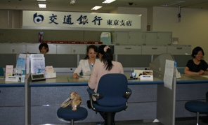 　落ち葉が舞い、空の高くなるこの季節(jié)がめぐり、私たちの祖國が65回目の誕生日を迎えました。この65年の歳月には、國家の再生と民族の復(fù)興の途上での偉大な民族の苦しい歩みが刻まれ、模索と勃興の中で生き続けた民族の脈動が刻まれてきました。5千年の伝統(tǒng)と積み重なり、65年の止揚(yáng)と継承とに育まれ、私たちの「中國の夢」という船は、ついに遠(yuǎn)い海へと帆を揚(yáng)げました。夢の向こう岸には、輝きを取り戻した東洋の巨人が、人々がもっと幸せになれる楽しき故郷が、世界平和と協(xié)力発展を一體にした大國の風(fēng)貌が見えています。かつて苦難をくぐり抜け、しかし若さを失うことのない私たちの祖國に祝福を送ります。今日、活力と魅力に満ちた私たちの祖國は、將來、さらなる輝きで目を奪うことでしょう。