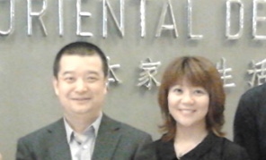 　その65年の歴史の中で、1994年からの20年間を、私も中國人民の皆さまと共に歩んで來ることができました。中國の大切な友人の皆さまに、心から感謝申し上げます。當(dāng)ORIENTAL DESIGN社は、「住まいと暮らし」をテーマとした事業(yè)の中で、東方の美意識と価値観という偉大な財産を継承し、未來へと伝承していくことを目標(biāo)としています。それは、東方に生きる中國と日本にしかできない事業(yè)だと思っています。