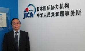 　中華人民共和國成立から65年、中國は特色ある社會主義発展の道を切り開き、経済?社會面で大きな成果を収めました。JICAは、中國において、35年に亙る経済協(xié)力を通じて、中國の改革開放支援、貧困撲滅、環(huán)境保護(hù)の推進(jìn)等、その時々の中國の開発課題に取り組んで參りました。今後も、経済成長と環(huán)境保全の両立や、都市化、高齢化問題等、日中が共通して抱える課題について、日中協(xié)力を通じて解決を図り、日中友好に貢獻(xiàn)して行きたいと考えております。