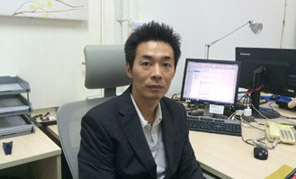 　中華人民共和國の65年目の誕生日に心からお祝いを申し上げます。中日両國は一衣帯水の隣國です。私たちは、私たちの仕事を通じて、もっと豊富でリアルな日本を中國の人々に知ってもらい、両國の國民の相互理解を高め、末永い友情を育むことを願っています。