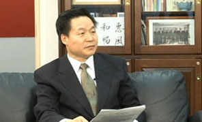 　祖國の発展と開放に伴い、旅行や観光は、中國と世界が相互理解を深めるための重要な紐帯となってきました。海外旅行事業(yè)の繁栄は、中國の國力と魅力とを表すと同時に、中國と世界との平和?友好を表すものでもあります。新中國成立65周年のこの折に、偉大な祖國のますますの繁栄と富強(qiáng)と、全國の人々の安らかで健やかな生活をお祈り申し上げます。私たちは今後も、中國と世界の観光交流の促進(jìn)に努力し、美しい中國の建設(shè)と宣伝に努力して參ります。