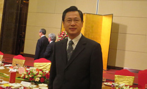 　中華人民共和國成立65周年の折、祖國のますますの繁栄と人々の幸福、民族の団結(jié)を心からお祈り申し上げます。習(xí)近平氏を総書記とする黨中央の指導(dǎo)の下、祖國が、何代もの中國人があたためてきた「中國の夢」を?qū)g現(xiàn)できることを信じています。