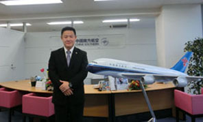 　祖國中華人民共和國成立65周年に際し、中國南方航空日本支社を代表し、心よりお祝い申し上げる。アジア最大、世界第三位の規(guī)模を誇る中國南方航空は、ことし8月に第600機(jī)目の航空機(jī)を納機(jī)しました。これは日本國內(nèi)の全ての航空會社の保有機(jī)材の合計を上回る數(shù)字です。偉大なる祖國の発展が、中國南方航空の飛躍を可能とし、中國民間航空業(yè)界の発展は祖國の偉大な復(fù)興を証明しました。