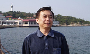 　中華人民共和國成立65周年の折、偉大な祖國がさらに繁栄し、國內(nèi)外の中國人の願いがかなうことを、皆さんとともにお祈り申し上げます。また人民網(wǎng)のますますの発展もお祈り申し上げます。