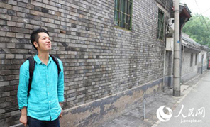 　私は2013年にいきなり中國に住むことになりました。言葉もわからないまま毎日のように道端のおじさん達(dá)と中國將棋を指していると、気づけばみんなが昔からの友人のように親切にしてくれました。大切なことは言葉がなくても伝わるんだな、と改めて気付かせてくれた中國がこれから更に発展していっても、胡同の中の優(yōu)しさは変わらないと信じています。