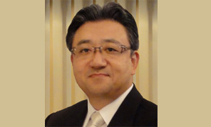 　「中華人民共和國成立65周年、誠ににおめでとうございます。心よりお慶び申し上げます。また、この65年間で中國の高度成長と文化の発展を?qū)Г欷郡长趣司匆猡虮恧筏蓼?。我々が取り組んでおります中國國民の皆様に対する安心で安全な日本食品の普及並びに食文化の啓蒙につきまして、これからも邁進(jìn)してまいりますのでご支援を賜りますようお願い申し上げます。中華人民共和國が今後もめざましい発展をどけられることを期待申し上げると共に、 　國民の皆様の益々のご繁栄を衷心より祈念申し上げます?！?#13;