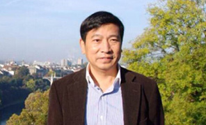 　秋空高く空気の爽やかな収穫の季節(jié)が到來した。我々はまもなく中華人民共和國成立65周年を迎える。歴史を振り返ると、65年前、中華民族のために革命に命を捧げた人々は、崇高な理想を?qū)g現(xiàn)するため突き進(jìn)み、激しい奮闘の末、國民が主となる新しい國家を建設(shè)した。それから65年間、さまざまな障害と波亂を経ながらも、中國は強(qiáng)くなり、発展を続けた。中華民族は、世界の民族という林の中に屹立した。特に第11期中央委員會第三回全體會議からは、人を中心とし、経済発展に力を盡くし、國民生活の改善を続けることが提唱され、かつての繁栄を取り戻した。