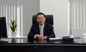 　中華人民共和國成立65周年を迎えるにあたり、中國農(nóng)業(yè)銀行東京支店は祖國に敬意を表すと共に、祝賀の意を表明します。フォーチュン?グローバル500企業(yè)の1つである中國農(nóng)業(yè)銀行は、「三農(nóng)（農(nóng)村、農(nóng)業(yè)、農(nóng)民）」問題に焦點をあてた建設(shè)、都市?農(nóng)村の連攜、世界との融合、多元化したサービスなどに取り組む商業(yè)銀行です。2013年の東京支店設(shè)立は、中國農(nóng)業(yè)銀行の國際化戦略の重要なステップとなりました。設(shè)立から1年あまり、農(nóng)業(yè)銀行東京支店は國內(nèi)外との連攜業(yè)務(wù)に力を入れ、各分野の建設(shè)を安定的に推進(jìn)し、初年度利益計畫を達(dá)成するという基礎(chǔ)の上で、資産規(guī)模?収益水準(zhǔn)を新たなレベルに引き上げました。東京支店は今後も引き続き親銀行の膨大な経営ネットワークと豊富な資源という強(qiáng)みを活かし、絶えず新たな業(yè)務(wù)を開拓し、サービスの質(zhì)を高め、顧客、特に中國企業(yè)の「海外進(jìn)出」とグローバル企業(yè)の「誘致」に向け、質(zhì)の高いサービスを提供し、実際の行動で祖國に貢獻(xiàn)を果たして行く所存です。