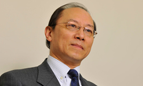 　1949年中華人民共和國が成立して以來、新たな中國の総合的な國力が高まるにつれ、悠久の歴史を持つ中華文明は世界に進(jìn)出し、世界各國の文化との交流と學(xué)習(xí)の中で大きく発展してきました。東京中國文化センターは、海外で中國文化を普及させ文化交流を展開する機(jī)構(gòu)です。私たちはこの事業(yè)に従事できることを誇りに思うと同時に、その責(zé)任の重大さを感じています。建國65周年にあたって、東京中國文化センターの全職員を代表し、祖國のますますの繁栄と人々の幸福をお祈り申し上げます。私たちは引き続き、中國文化の普及と中日文化交流の促進(jìn)に全力を盡くしてまいります。