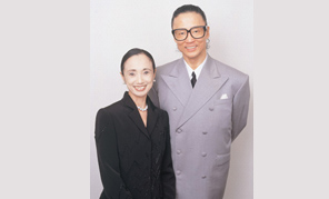 　中華人民共和國成立６５周年、誠におめでとうございます?！≈袊趣いΥ螭い胜霘s史を持った國は、長きに渡り世界の文明に多くの有意義な恩恵をもたらしてきました。その隣國である日本は計り知れない程の価値あるものを中國から頂き、學(xué)び、またそれを発展させ、日本獨(dú)特の文化を育んでまいりました。そのような歴史の中、松山樹子?清水正夫を始めとする私共松山バレエ団が、普遍的な真理、深いヒューマニティーを持った作品、映畫「白毛女」に出會った事から始まる５９年にも及ぶ交流の歴史は、ほんの一瞬の事かもしれません。
