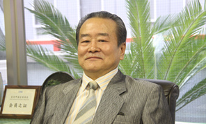 　中華の子孫としての情熱と誇りに満ちつつ、祖國誕生65周年の偉大なる祝日をお祝いします。これは中國人全體の祝日であり、我々華夏の子孫一人ひとりの祝日でもあります。この65年の間には、様々な苦境もあれば、困難や障害の克服もあり、勇敢に前進(jìn)しようとするたゆまぬ努力もありました。4つの現(xiàn)代化の実現(xiàn)に向けた奮闘、改革開放、そして世界中の羨望を集める輝かしい業(yè)績－－これらは皆、社會主義こそが中國を救えることを証明しています。