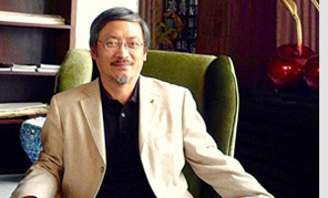 　私が日本に來て20年あまりが過ぎました。中國西部を題材とした油絵畫家である私は、毎年のように中國を取材に訪れ、毎年日本各地で「シルクロード」、「西蔵」をテーマとした油絵展を開き、自らの作品を通じて日本の人々の中國?西部への理解を促進(jìn)しています。祖國の誕生65周年を祝う今日、私達(dá)はこの共和國を創(chuàng)建した先達(dá)に心から感謝を表明します。彼らがいたからこそ今の我々があり、今の中國があるのです。