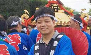 　海外在住者である私は、帰國するたびに祖國の日進(jìn)月歩の発展を喜ばしく、また誇らしく感じています。このことは、私達(dá)がより一層仕事に力を入れ、中日友好交流と祖國建設(shè)に貢獻(xiàn)を果たす上での勵ましにもなります。國慶節(jié)にあたり、祖國の繁栄と富強(qiáng)、人々の安穏な生活を心からお祈りします。