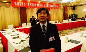 　偉大なる祖國は新中國成立以來、社會主義という道に沿って絶えず前進(jìn)し続けてきました。中華民族の偉大なる復(fù)興に向けた、光明に満ちた道のりの中で、中國は経済建設(shè)?政治建設(shè)、およびその他の分野で偉大なる成果をあげてきました。この65年間、我々は目の前の困難を一つ一つ克服してきました。黨中央の指導(dǎo)の下、中華民族の偉大なる復(fù)興という最大の希望に勵まされ、我々の難題が一つ一つ解決されることを信じています。