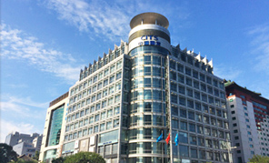 　偉大な祖國がまもなく建國65周年を迎えます。このおめでたい折、中國國際旅行社日本公司の全従業(yè)員は、祖國の繁栄と富強(qiáng)、國家の安泰と人々の幸福をお祈り申し上げます。