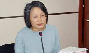 　今年は新中國成立65周年に當(dāng)たります。この65年にわたる歩みは、方向が道を決定し、道が運(yùn)命を決定することを示しています?！钢袊螇簟工螌g現(xiàn)は、最終的には平和と発展を拠り所とするものです。中國人として何よりも誇りと思うのは、私たちの祖國が、歴史上のいかなる時期よりも中華民族の偉大な復(fù)興という目標(biāo)に近付き、自信にあふれ、この目標(biāo)を?qū)g現(xiàn)する力を持っているということです。