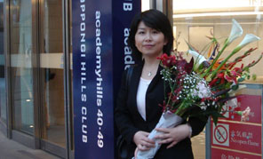 　中華人民共和國の國慶65周年の折、祖國の繁栄と人々の幸せをお祈り申し上げます。中日文化経済交流に微力ながら盡くして行きたいと願っております。