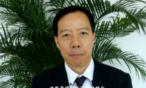 　皆さんこんにちは。北京平成日本語學(xué)校の校長を務(wù)める郝志強(qiáng)と申します。日本加計學(xué)園の中國総局長と日本十文字學(xué)園女子大學(xué)の教授も務(wù)めております。祖國の國慶65周年という喜ばしい日に、祖國のますますの繁栄を心よりお祈り申し上げます。祖國繁栄のために私も最大の努力を盡くし、貢獻(xiàn)したいと願っております。