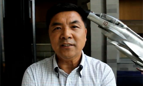 　中華人民共和國成立65周年の折、祖國のますますの繁栄を願い、中華民族の中國の夢の実現(xiàn)をお祈り申し上げます。祖國の誕生と同じ日に生まれた人間として、私の夢と中華民族の中國の夢とを結(jié)びつけ、私の最大の人生の価値としてこれを?qū)g現(xiàn)することを願っております。