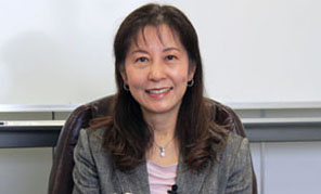 　今日、國內(nèi)外の情勢はめまぐるしく変化しています。中國は國內(nèi)では、腐敗の撲滅とクリーンな政治を追求し、國民生活や民意に沿った政策が進(jìn)められています。対外的には多角外交を進(jìn)め、大國として駒を進(jìn)め、対中包囲網(wǎng)を力強(qiáng)く突破し、新時代の発展の道を勇ましく切り開き、輝きを取り戻そうとしています。私は、祖國が豊かで強(qiáng)く、文明的であることを心から願います。國內(nèi)で各民族が幸せに暮らし、海外の華人も意気揚(yáng)々としていることを願います。