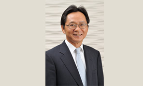 　65年の苦難をくぐり抜け、36年の改革開放の巨大な変化を経て、祖國の経済は急速かつ安定した発展を遂げ、國家の総合力は不斷に高まって參りました。今日の中國は活気に満ちあふれ、各事業(yè)は日に日に発展しております。日本で活動する私たち中華系の企業(yè)や団體は、祖國の変化を常に誇りに思い、祖國の繁栄と幸福に力を盡くしたいと願って參りました。國內(nèi)外の華僑?華人がともに協(xié)力し、祖國のさらに明るい未來を作り出すことを願っております。國慶節(jié)の喜ばしき折、祖國のますますの繁栄と國內(nèi)外の華人同胞の楽しい休暇と事業(yè)の発展をお祈り申し上げます。