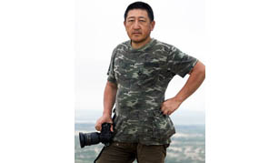 　中華人民共和國の成立は、私が生まれる6年前のできごとです。「新社會に生まれ紅旗の下に育った」と呼ばれる1950年代生まれの私たちは、祖國の発展の過程での様々な歴史的時期と各種の事件を目撃し、経験して參りました。過去の苦難を振り返る時、現(xiàn)在がいっそう大切に思え、未來への憧憬がかきたてられます。今日の中國は、無數(shù)の苦難の下をたどってきた中國です。今日の國家指導(dǎo)者が実施している國策は人々が望む方向と合致したものです。祖國の明日が今日よりもさらに明るいことを信じております。