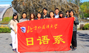 　65年にわたる科學(xué)教育による國家の振興は、苦難の道を乗り越え、大きな成果を上げてきました。教え子の皆さんが各地で花開き、中國と世界の知識を?qū)Wんで大きな事業(yè)を打ち立て、國家がますます繁栄し、人々がますます幸せであることを願っております。