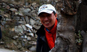 　1999年に帰國後、「徒歩」の奨勵を民間で進(jìn)め、「自然に帰れ」という中華五千年の教えの普及に努めて參りました。徒歩によって年月を重ね、風(fēng)雨と虹を眺め、祖國とともにその輝きを見つめて參りましょう！