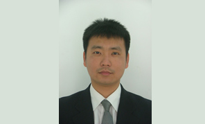 　65年の風(fēng)雨をくぐり抜け、36年の改革開放の大きな変化を経て、中國経済は急速かつ安定的な発展を遂げて參りました。人々の生活水準(zhǔn)は向上を続け、國家の総合力も高まっております。日本で活動する中國企業(yè)として、祖國の大きな変化と発展に常に心を寄せております。國慶節(jié)の喜ばしき折、祖國のますますの繁栄と平和、安定をお祈り申し上げます。また國內(nèi)外の同胞と各界の友人の皆さんの願いがかない、事業(yè)が発展することを願っております。