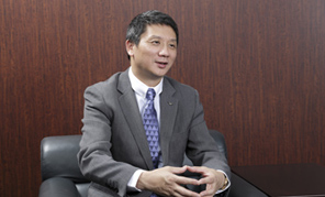 　中華人民共和國は65年の歳月を経て、國際的な影響力をますます高めて參りました。平和的な発展の道を堅持し、隣國との良好なパートナー関係を求める中國は、國際的なイメージを高め、尊敬を集めています。こうしたすべてが、海外で生活し活動する多くの華僑?華人にとっての力強(qiáng)い支えとなっています。昨年以來、中國と日本の人員の往來と観光交流は激増し、中國から日本を訪れる観光客の數(shù)は毎月のように記録を更新し、今年は年間200萬人の大臺を突破するとも言われています。こうしたことは、中國人の生活が豊かになったことを示すと同時に、中日関係の改善を支える民意を作り出してもいます。