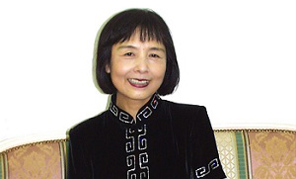 　日本に居住する華人學(xué)者である私はここ數(shù)年、中國への帰國のたびに変化を感じています。ここ十?dāng)?shù)年、數(shù)十年と比べれば、まさに天地のひっくり返るような変化と言えます。新中國成立65周年の喜ばしき折、中國のますますの繁栄と人々の幸福をお祈り申し上げます。