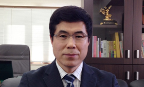 　國慶65周年にあたり、人民網(wǎng)の読者および全國各民族の國民に向け、挨拶とお祝いを申し上げます。偉大なる祖國の繁栄と、人々の幸せ?健康を祈ります。秦皇島市は沿海の開放都市であり、國務(wù)院により最初に承認(rèn)された國家レベルの経済技術(shù)開発區(qū)の一つである秦皇島経済技術(shù)開発區(qū)は、30年間の発展の末、大きな成果を手に入れました。環(huán)渤海経済區(qū)の中心地帯に位置し、完備された高速鉄道、高速道路、港、空港という立體的な交通網(wǎng)などの強(qiáng)みを持ちます。


