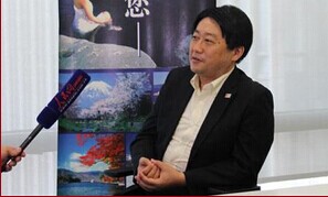 　國慶節(jié)65周年おめでとうございます。中國はますます発展していきますと、ますます、いろいろと日本に來ていただける機(jī)會が多くなると思います。日本は本當(dāng)に美しい自然、美しい食事、そしてショッピング、溫泉などいろいろな観光魅力が集まったところです。ぜひ日本にお越しいただいて、そして日本の姿を見ていただいて、そして日中関係に役立っていただきたいと思っております。よろしくお願いします。