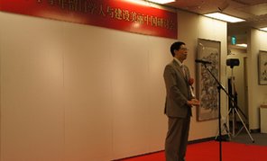 　新中國成立から65年、特に改革開放以來、中國の総合的実力はかつて無いほどに高まり、國民の衣食住行は根本的に改善されました。人々は基本的な衣食の確保から、より良い衣食にこだわるようになり、住宅設(shè)備もより快適で堅牢なものを追求するようになり、近代的な交通手段が普及しました。もちろん、中國は現(xiàn)在も多くの困難な問題に直面しており、先進(jìn)國と比べると大きな格差があります。私達(dá)は、習(xí)近平総書記を筆頭とする新指導(dǎo)部が、改革の旗印を高く掲げ、腐敗の取締りに斷固として取り組み、法による治國を強(qiáng)調(diào)し、省エネ?環(huán)境保護(hù)を重視し、公平な教育を提唱し、醫(yī)療?高齢者事業(yè)に関心を寄せていることを、非常に嬉しく感じています。國內(nèi)外の中華の子孫が一致団結(jié)し、平和?安定の局面を守り、生産力を発展させ続け、民生の改善を目標(biāo)とし、人々の生活をますます改善すれば、中國の夢は遠(yuǎn)くない未來に必ずや実現(xiàn)することでしょう。