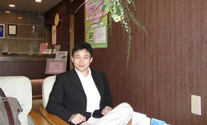 　今日は65回目の建國記念日。65年前に中國の臺頭は民族の尊厳を中國人に感じさせ、改革開放は外國で學(xué)問を深める機(jī)會をわれわれに與えた。1980年代生れの私は、祖國の強(qiáng)大化による恩恵をまさに享受している。近年打ち出された「中國の夢」「社會主義核心価値観」によって、われわれは奮闘目標(biāo)を明確化し、正しい人生観と価値観を確立することができた。未來の中國は希望に満ちた國だ。