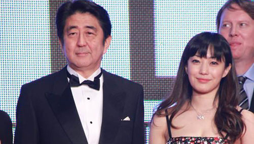 安倍首相がレッドカーペットに登場