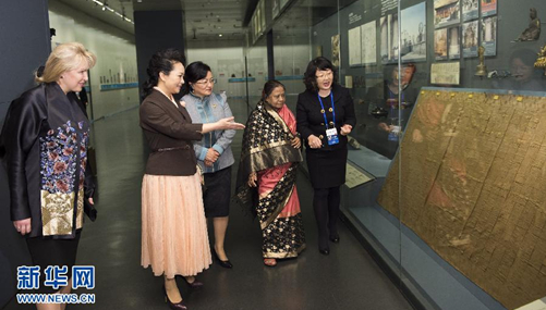 彭麗媛夫人が外國政府要人夫人を首都博物館に招待