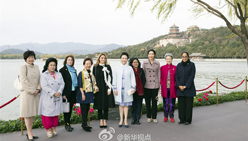 彭麗媛夫人がAPEC首脳夫人らを頤和園に招待、京劇も鑑賞