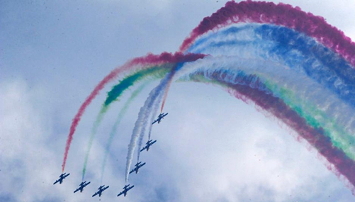 珠海で航空ショー、アクロバットチームが空を舞う