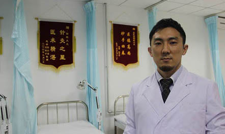 第7回「一灸入魂」--鍼灸の極意を求めて　本徳賢治さん　中國の國醫(yī)と言われる鍼灸。岡山県出身の本徳賢治さんは、この鍼灸に魅せられ、當(dāng)時の職を捨てて鍼灸師の養(yǎng)成學(xué)校に通う。さらに卒業(yè)後、鍼灸の極意を求めるため、知人の紹介を通じて本場中國の老中醫(yī)の元を訪ねる。今回はそんな本徳さんの北京での奮闘振りをご紹介する。[日本語版]  [中國語版]  