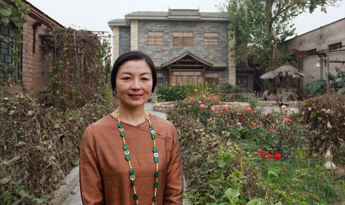 第8回少數(shù)民族の蕓術(shù)に魅せられて　少數(shù)民族研究家　林遼子さん　記者は北京市郊外にある東旭民族蕓術(shù)博物館で、中國少數(shù)民族蕓術(shù)に魅せられ、中國中を駆け巡って少數(shù)民族蕓術(shù)の美を追い求める日本人、林遼子さんと出會う。林さんは、少數(shù)民族と彼らが生み出す數(shù)々の蕓術(shù)品と觸れ合ううちに、その作品のデザインの美しさに感銘を受け、自身も伝統(tǒng)文化と近代的な美意識を結(jié)びつけたジュエリーデザインを生み出していく。[日本語版]  [中國語版]  